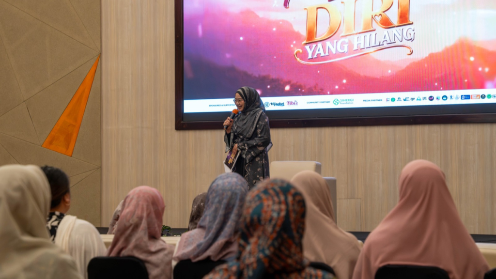 Bunda Aniqq Al Faqiroh, S.Psi., CH., CHT memimpin jalannya acara dari awal hingga akhir.